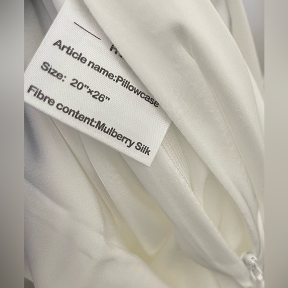 2 Silk Pillowcases - Picture 16 of 16